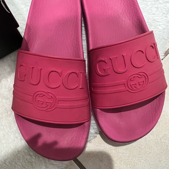 Gucci Logo Rubber Slides in Pink. Size 37 - Picture 4 of 6